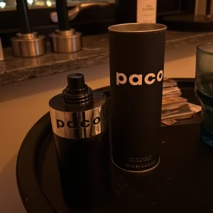 Paco Rabanne Eau de Toilette - Säljer en stilren och klassisk Eau de Toilette från Paco Rabanne. Flaskan är svart med en silverfärgad topp och rymmer 100 ml. Perfekt för den som vill ha en tidlös doft i sin samling.