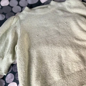 Ljusgrön tröja från Vero Moda - Säljer en ljusgrön tröja från Vero Moda. Tröjan har korta ärmar och en rund halsringning med ribbade detaljer vid ärmslut och nederkant. Den har dock blivit lite noppig, men är fortfarande väldigt fin. Storleken är S men passar mig som egentligen har XS. priset kan alltid diskuteras!!💗 