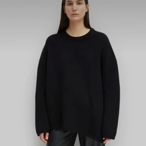 Totéme Noma sweater - Snygg svart tröja med rund halsringning. Tröjan är i en oversized modell och har en avslappnad passform. Tröjan är i fint skick. Storlek XXS, men den passar en som har XS och S också. Rökfritt hem. Skickar paket som spårbart.