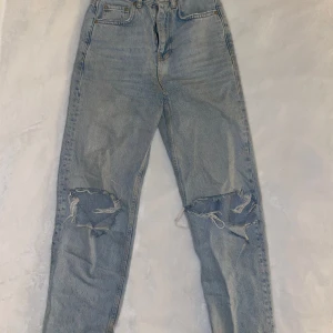 Ljusa jeans med slitningar - Snygga ljusa jeans från Gina Tricot med slitningar på knäna. Skulle säga att de är väldigt stora i storleken. Är i mycket bra skick.