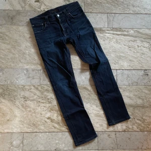 Nudie jeans - Mörkblå Nudie jeans i den populära modellen Anbass! St 32/32! Hör av dig vid ytterligare frågor! Mvh Henry 