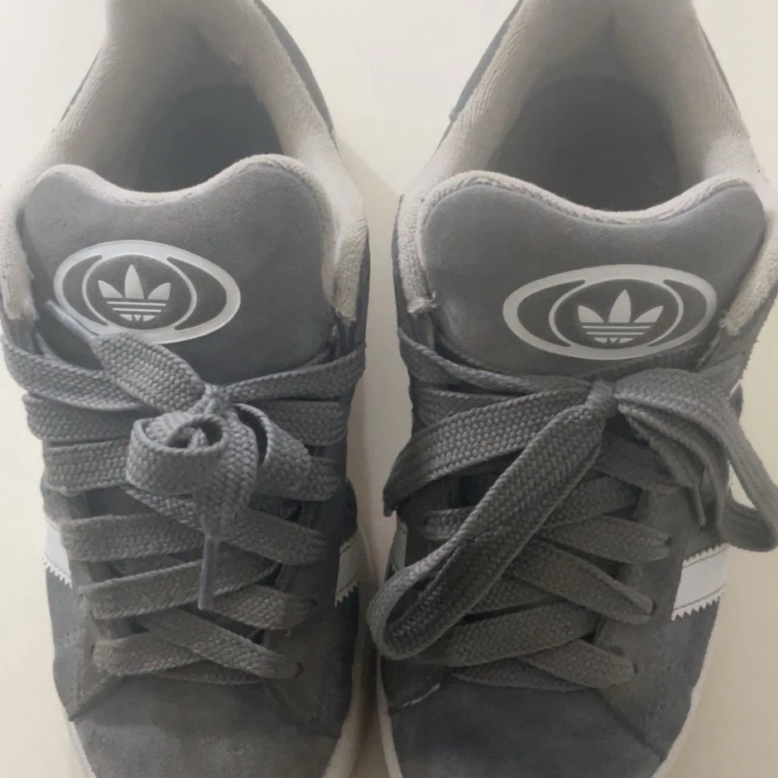 Grå sneakers från Adidas