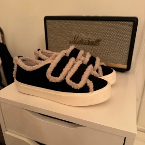 Inuikii skor  - Så snygga inuikii skor som jag tyvärr inte använder! Använda två tre gånger men inte mer än så, så inga slitningar på skorna 🤍🖤 originalpris 2500