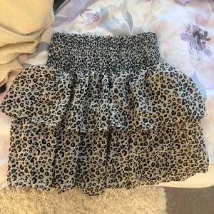 Leopardmönstrad kjol med volang - Leopard kjol som även kan användas som en topp!