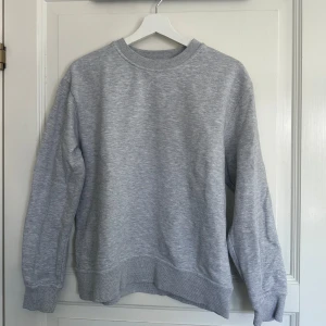 Grå sweatshirt från Zara - Säljer en stilren grå sweatshirt från Zara 🩶🩶🩶