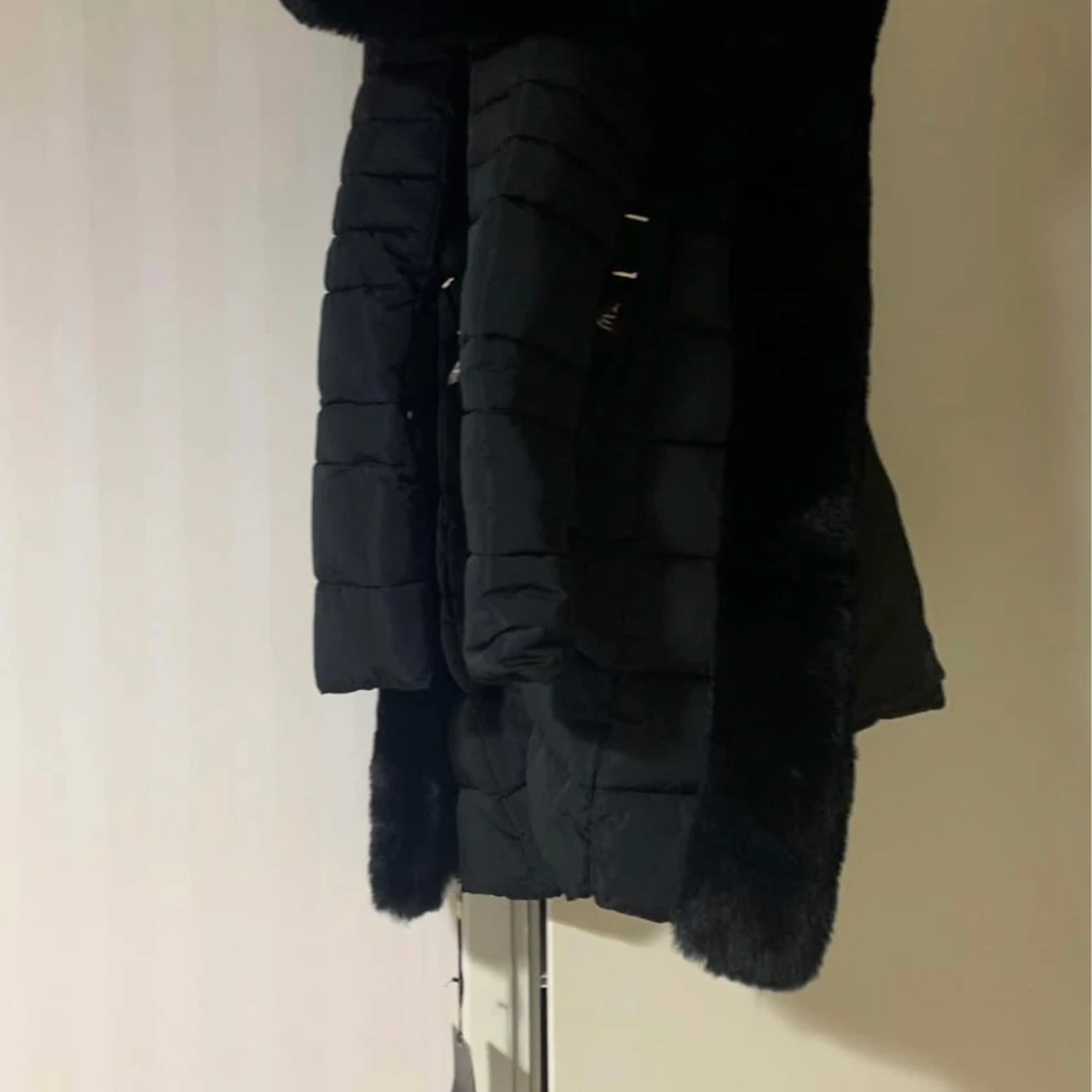 Svart dunjacka med pälsdetaljer - 1