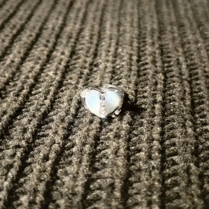 Heart-Shaped Ring with Sparkling Details - En ring med en hjärtformad, transparent sten och gnistrande detaljer. Diameter: 16 mm, US storlek 5.5, omkrets: 51 mm.