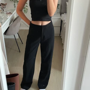 Baggy kostymbyxor  - Jättesnygga Baggy kostymbyxor, aningen noppriga men inget som syns tydligt. Använda ganska mycket men ändå i bra skick.