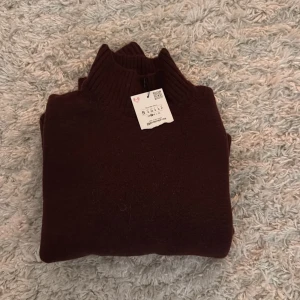 Vinröd polo tröja - Säljer en super fin vinröd polo tröja ifrån Zara, sprillans ny och aldrig använd. 🥰