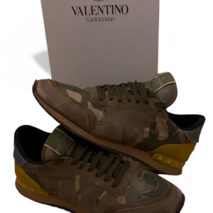 Valentino Rockrunner  - Valentino rock runners i storlek 43.skicket är inte så bra där du ser på bilderna.jag säljer för 1299kr och nypris på dessa är runt 7000-8000. De har box med som är från valentino opens. Inga dustbags