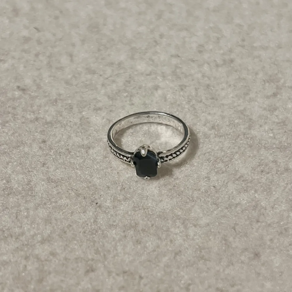 US storlek 6.5, diameter cirka 16.9 mm, omkrets cirka 53.2 mm. Blanda och matcha dina favoriter! Köp flera artiklar tillsammans för rabatt och spara på frakten. #silver #ring #vintage #smycken #klassisk. Asusteet.