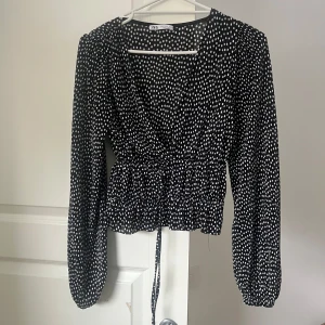 Zara blus - Slutsåld Zara blus i prickigt mönster!! Säljer pga den inte används längre