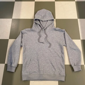Grå hoodie från Ami Paris  - Säljer en stilren grå hoodie från Ami Paris . Den har en klassisk design med justerbar huva. Perfekt för en avslappnad look. Mycket populär hoddie! Mycket bra skick! Storlek M( passar S) Hör av dig vid frågor och funderingar!!
