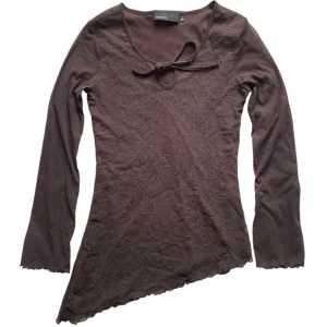 Mesh topp från KappAhl  - Brun långärmad asymmetrisk meshtröja med dubbeltyg, broderi, knytdetalj och kråsdetaljer 🤎Jag brukar ha strl XS/S i överdelar!