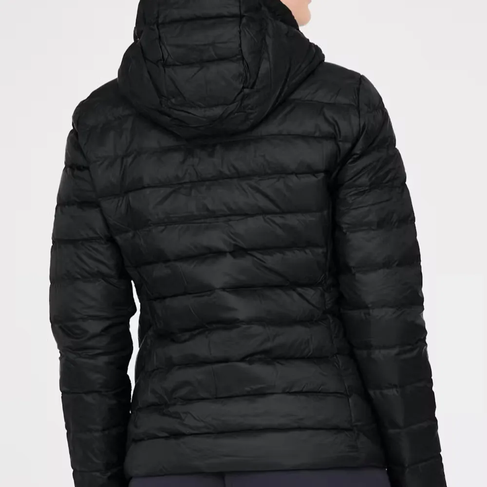 Snygg svart dunjacka från Cecil med huva och dragkedja framtill. Jackan har en quiltad design och långa ärmar, perfekt för kyligare dagar. Den är både stilren och funktionell, vilket gör den till ett måste i garderoben. 🖤. Takit.