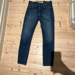 Jacob cohen jeans  - Tja! Säljer nu dessa riktigt feta Jacob cohen jeansen för ett bra pris!💯💸 De är i mycket bra skick och är i storlek 26 vilket motsvarar ca 160-165 i längd! Nypris ligger runt 5000 och jag säljer de endast för 900 kr! 💸🗣️ Hör av er vid andra funderingar!   //Alve