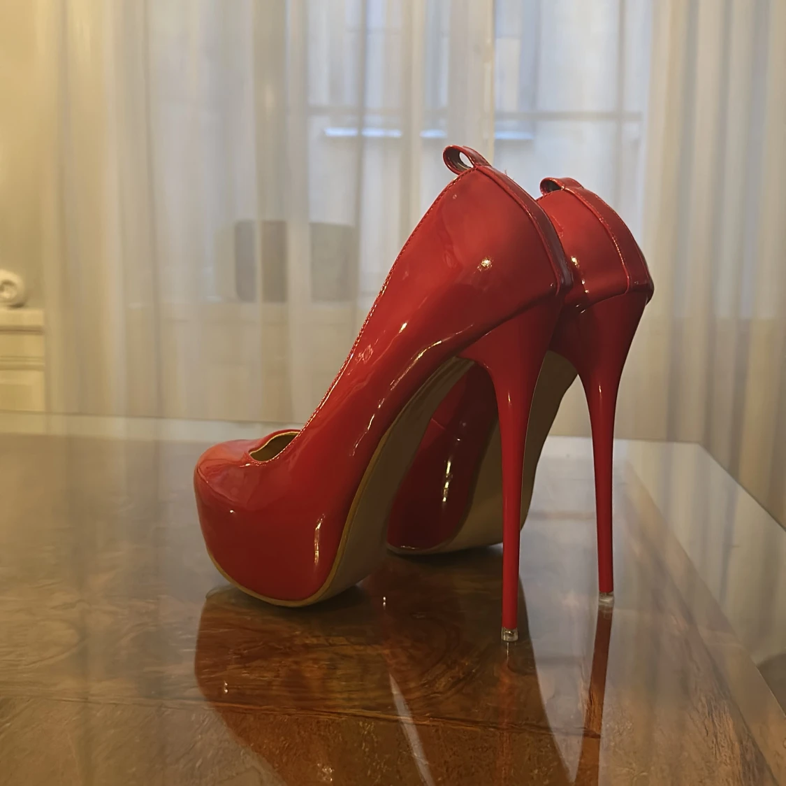 Röda högklackade pumps