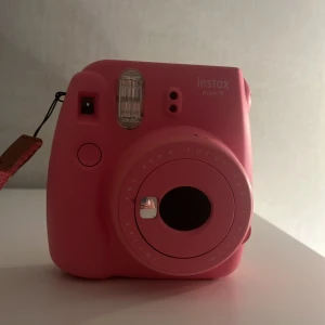 Poloridkamera instax mini 9 - Kommer inte med batteri eller foton, använd för att ta bild med kanske runt 5 gånger inga skador på kameran eller länsen, kostar runt 900 men säljer för 400💞