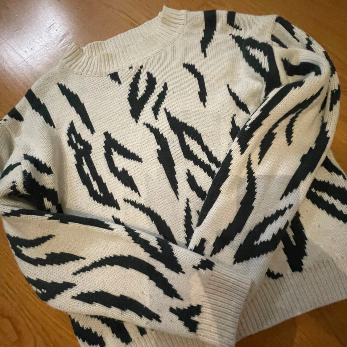 Beige och grön stickad tröja från NA-KD