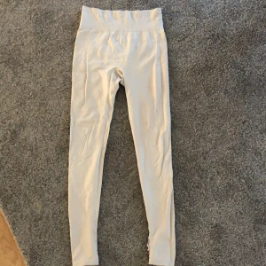 Vita leggings från Lager 157 - Snygga vita leggings från Lager 157 i en bekväm och stretchig design. Perfekta för en avslappnad stil eller som basplagg i garderoben. De har en bred resår i midjan för extra komfort. I byxorna står det är de passar en xs-s men de passar även mig som är M. Skriv för fler bilder🥰