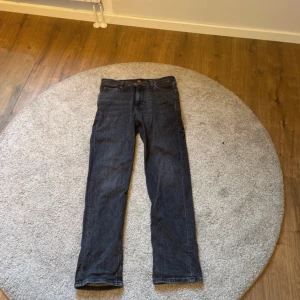 Lee west - Säljer ett par raka jeans från Lee. De är aldrig använda vilket resulterar i nytt skick. Köpta nya från carlings för 1200.