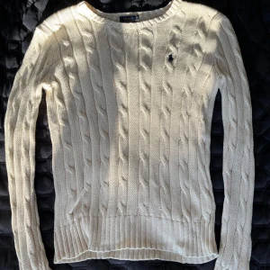 Vit kabelstickad tröja från Polo Ralph Lauren - Säljer en snygg vit kabelstickad tröja från Polo Ralph Lauren Pima cotton som är xs. Säljer den för att den är för liten för mig. Priset kan diskuteras via snabba affärer och det är bara ställa frågor om ni har några.
