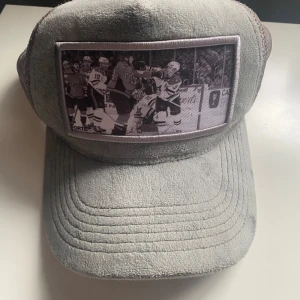 Forte keps  - Tja, säljer nu min snygga och limiterade velvet keps från forte. På bilden ser vi en bild ifrån en hockeymatch. En liten defekt på baksidan men annars bra skicka. Tveka inte på att höra av er vid frågor! Mvh Sixten 