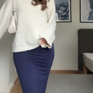 Mörkblå långkjol - Snygg mörkblå lång kjol med tight passform. Endast använd en gång. Pris går att diskutera💕