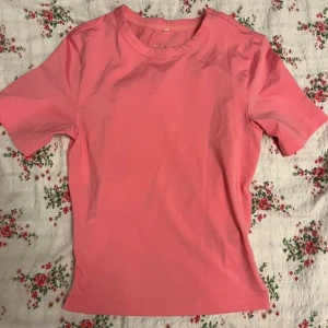 Rosa kortärmad t-shirt - Säljer en rosa kortärmad t-shirt i storlek XS!🩷