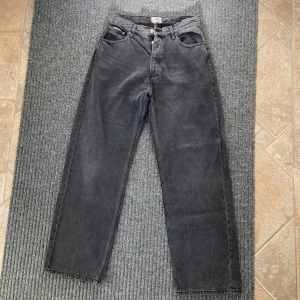 Stensvarta Eytys Benz  - Jättesnygga Eytys Benz jeans strl 32! Använda några gånger bara. Säljer dessa för har ett annat par som jag använder mer! 🙏🏼 nypris 2500kr