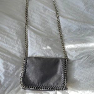 Tiamo handväska - Köpt på Sellpy, är i gott skick och använd få gånger. Säljer på grund av att det inte är min stil längre🩷Köpte för 300 kr, mitt pris 230 kr💕