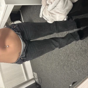 Jeans Gina tricot  - Storlek 32, för små för mig som vanligtvis har 32/34. Jättefint skick!!