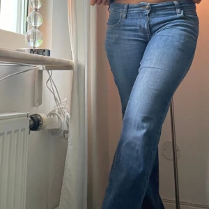 Lågmidjade jeans - Säljer dessa lågmidjade bootcut jeans från Lee, endast använda en gång då de är lite stora på mig. Köptes här på plick av en tjej som också endast hade använt de någon enstaka gång. Nypris 1100kr. Midjemått: 39 cm innebenslängd 82 cm 💕