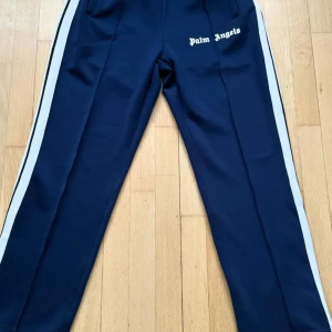 Blå Palm Angels byxor - Palm Angels byxor i ny skick utan någon skada! Pris kan diskuteras! 
