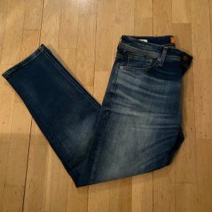 Jack & Jones jeans - Säljer nu dessa Jack & Jones jeans i storlek 29/30 då de är för stora för mig. Klassisk blå design med fade. Finns några defekter (liten fläck och lite urtvättade i bak på fickorna, se bild). Men fina i övrigt och inte slitna. Hör av er gällande frågor och funderingar😊👖