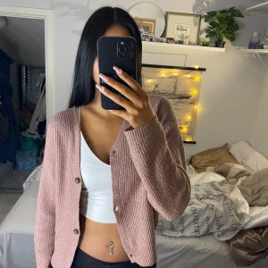 Rosa stickad kofta - Säljer en mysig rosa stickad kofta med knappar framtill.💞