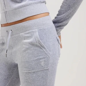 Grå Juicy tröja - Säljer denna juicy tröja pga att jag inte använde den längre. Den har missfärgad som man kan se på bilden jag tagit själv med lite fläckar som inte är jätte synliga. Pris kan diskuteras.