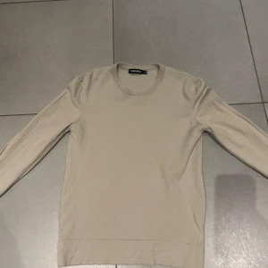 J.lindberg tröja - En stilren tröja från j.lindberg i färgen beige. Den är i storlek m men är väldigt liten i storlek. Bara hör av er om ni har någon fråga! Pris ej hugget i sten!