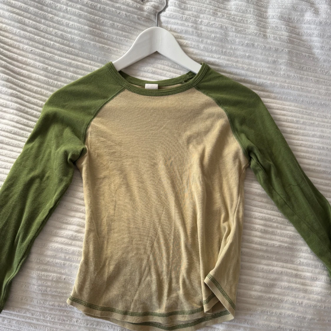 Beige och grön långärmad tröja