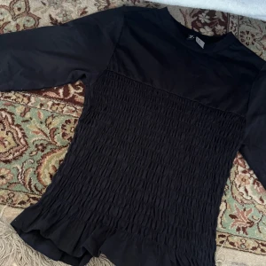 Korset topp - Snygg svart korset topp från h&m aldrig använd! Fint skick!! Storlek xxs 💓