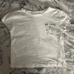 Gina tricot topp - Säljer den här toppen från Gina tricot young pågrund av att den inte kommer till användning ❤️pris kan diskuteras 