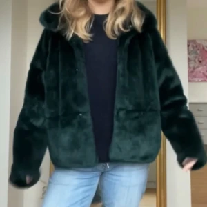 Mörkgrön pälsjacka - Säljer en snygg mörkgrön pälsjacka med knappar framtill. Köpt på vinted och använt en gång🥰ps det är mina bilder!