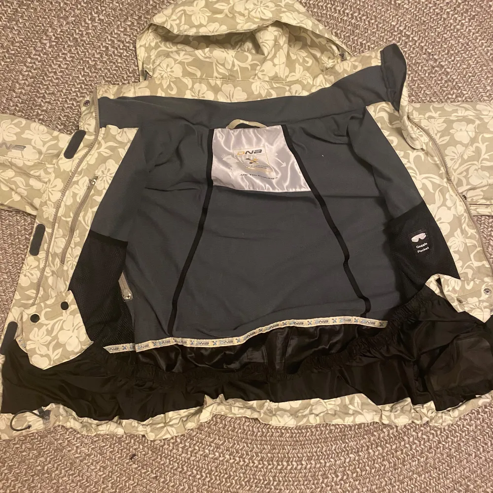 Sitter baggy på mig och jag brukar ha XS, passar nog S-M. Har snö lås och ficka i ärmen för liftkort. Man kan justera hur den sitter längst ner. Pris kan diskuteras.. Takit.