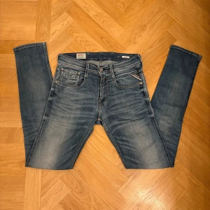 Replay Anbass - Längd 108cm Midjemått 38x2 Mycket fint skick på dessa Replay Anbass i w 29 L 34 som sitter slim!