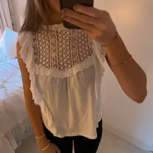 En gullig vit topp med volanger och spets. Super söt till en vardaglig outfit. Skriv gärna för fler bilder och funderingar🩷