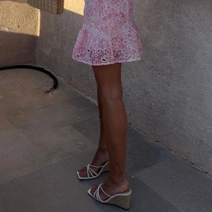 Kilklackssandaler från Mango storlek 38 - Snygga beige sandaler med kilklack från Mango i storlek 38. De har en elegant design med smala remmar. Perfekta för sommarens alla tillfällen. Helt nya med prislapp kvar! 