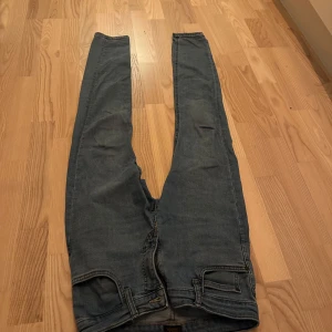 Blå jeansbyxor - Jeans från Lee som knappt är använda. 