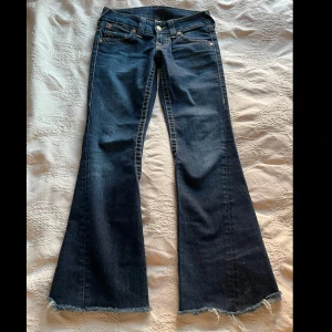 True religion jeans  - Lågmidjade bootcut jeans från true religion. Avklippta nertill annars väldigt bra skick 