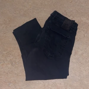 Svarta jeans från Replay - Snygga svarta jeansbyxor från Replay, modell Grover. De har en straight passform och är tillverkade i ett bekvämt material. Klassisk design och knappgylf. Perfekta för en stilren look. Dessa är använda ett par gånger max 10 och tvättade runt 5 gånger därför dem ser ut som dem gör, fungerar felfritt, och såklart går priset att diskuteras och andra specifika frågor, skriv för mer info. (Storlekar W30 och L32).