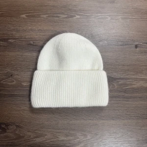 Satinmössa vit 🤍 - Här har vi våran vita satin mössa!! De vita mössorna kommer med ett vitt glansigt satintyg insytt för att skona håret🥰 Mössan är stretchig och passar alla!! Priset ligger på 299kr+frakt 59kr och betalningen sker via vår företags swish!!